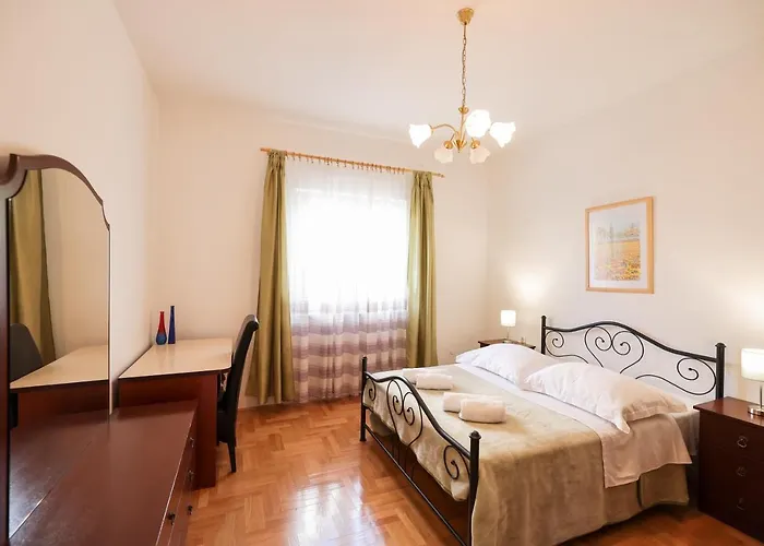 3 Bedroom Apartment For 5 People